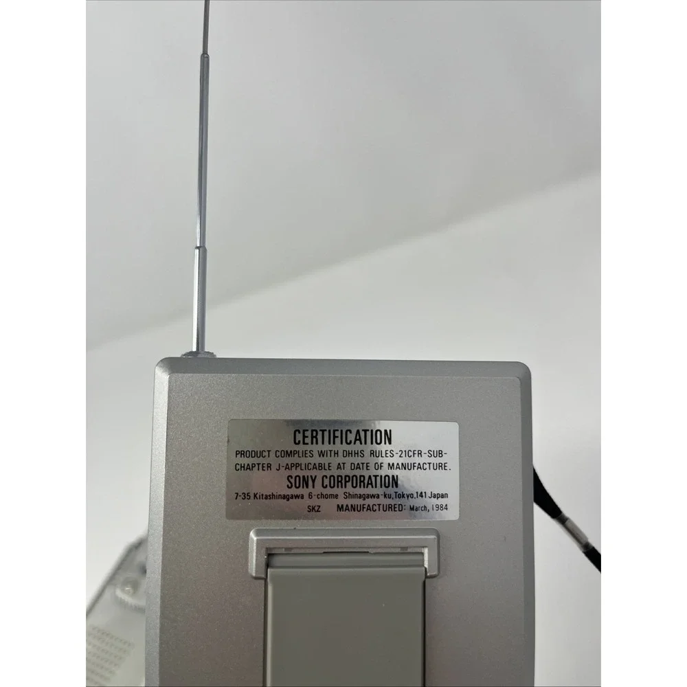 SONY WATCHMAN FD-20A Mini Portable Black White TV AM/FM VHF UHF New York Yankees